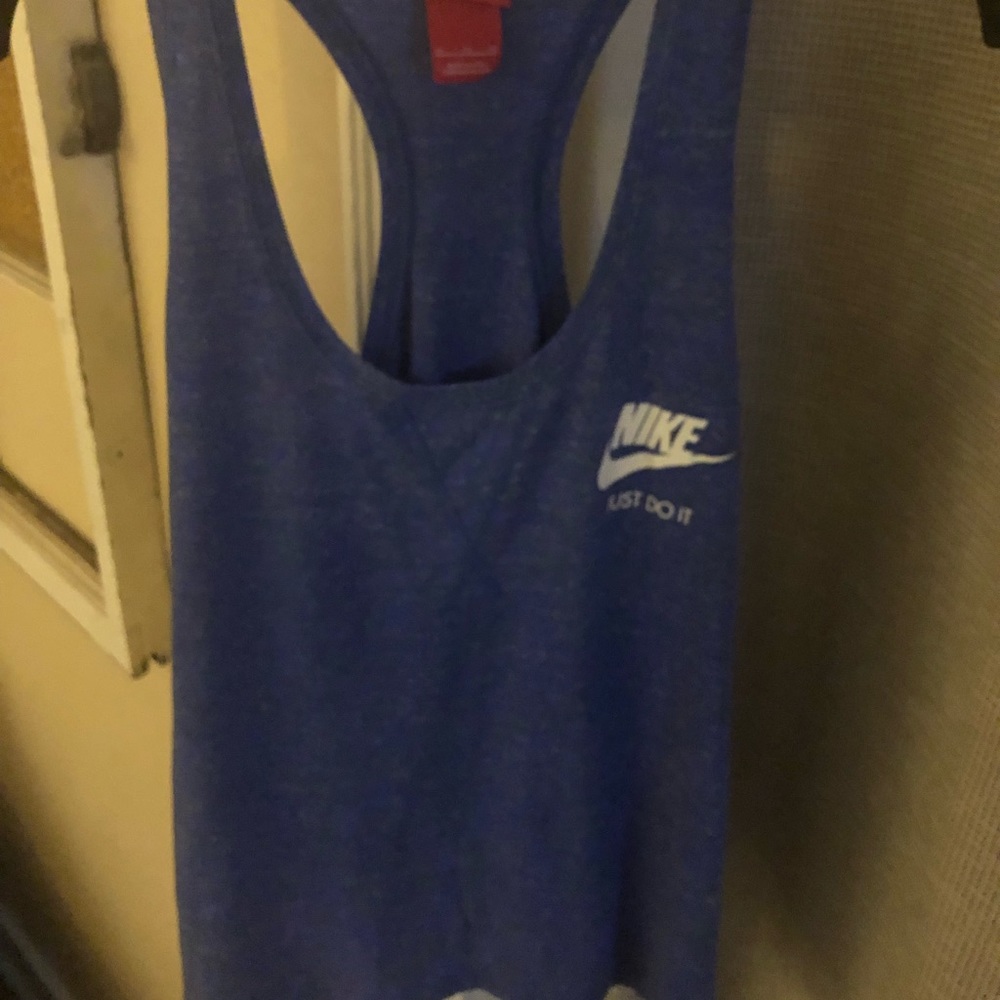 Women’s Nike cotton work out top.